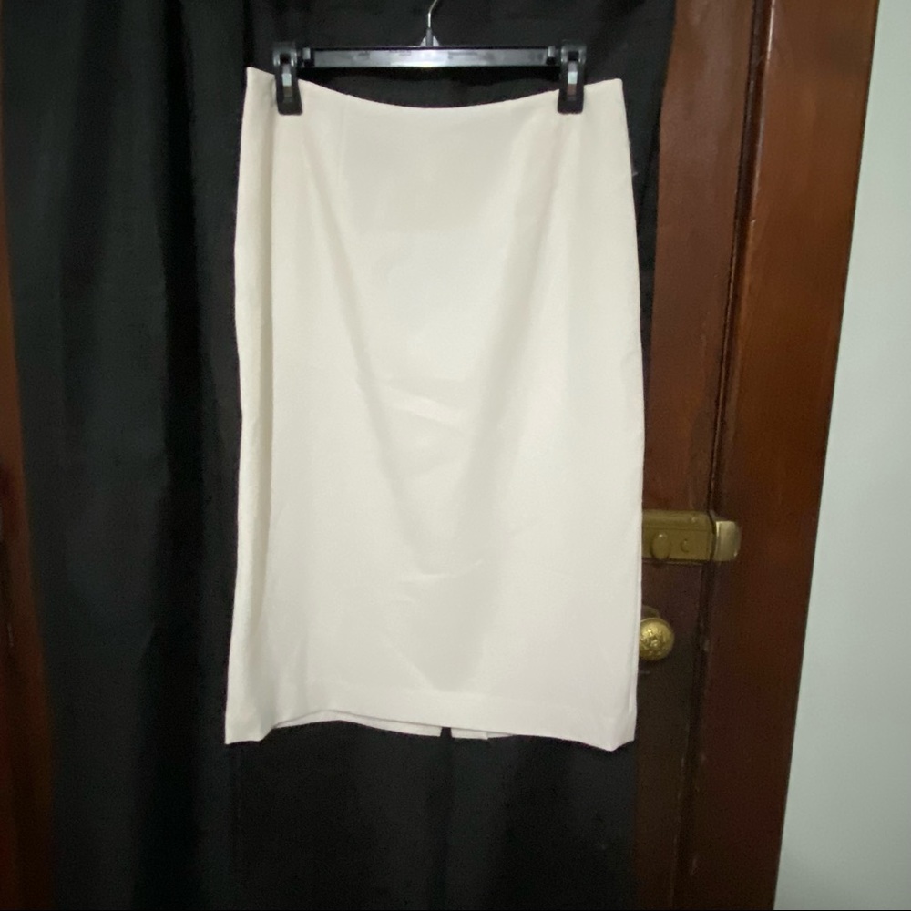 Size 8 white skirt. Never worn
